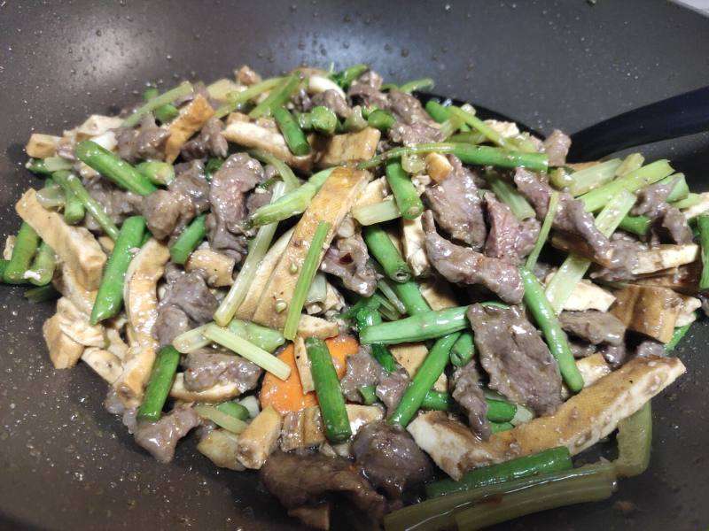 Steps for Stir-fried Beef with Green Beans, Celery, and Dried Tofu