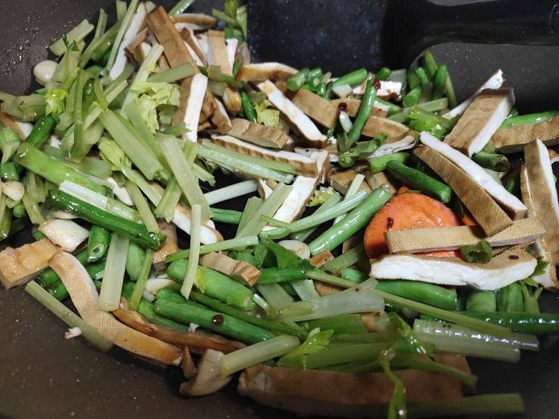 Steps for Stir-fried Beef with Green Beans, Celery, and Dried Tofu