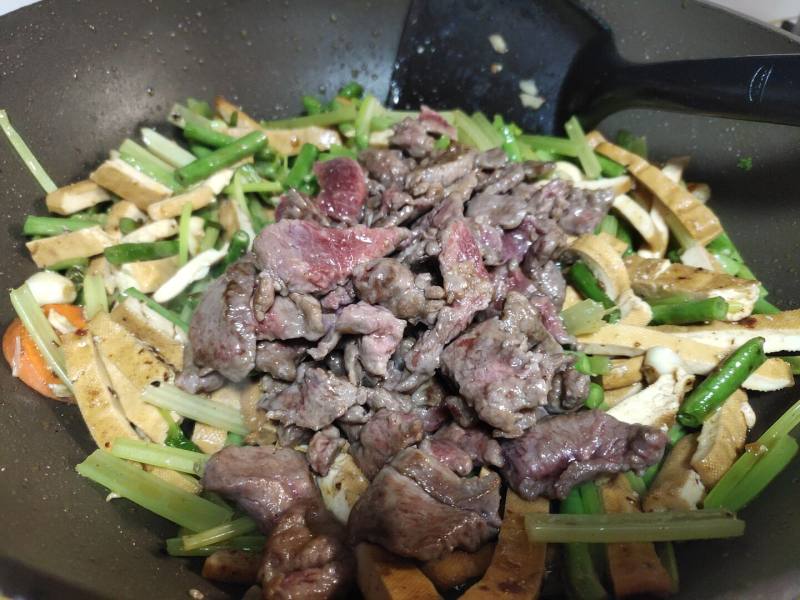 Steps for Stir-fried Beef with Green Beans, Celery, and Dried Tofu