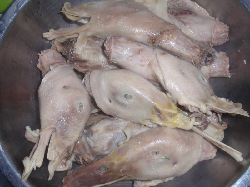 Steps for Making Dry Pot Spicy Duck Heads