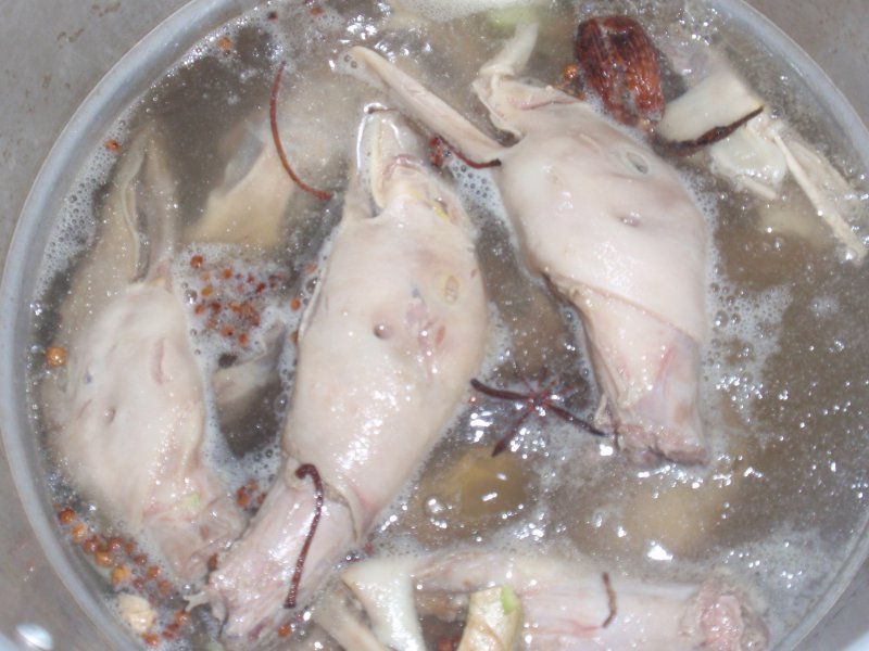 Steps for Making Dry Pot Spicy Duck Heads