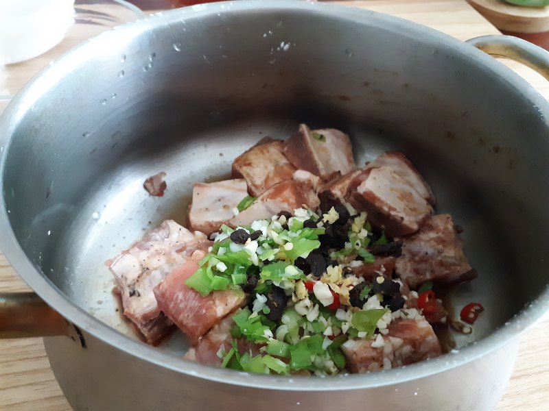 Steps for Cooking Steamed Pork Ribs with Black Fungus