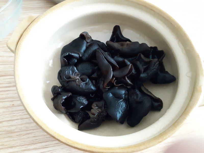 Steps for Cooking Steamed Pork Ribs with Black Fungus