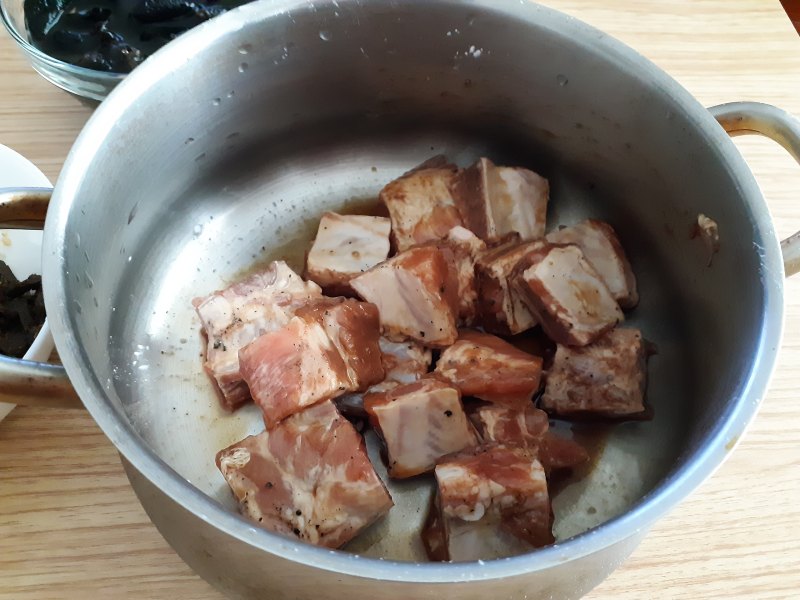 Steps for Cooking Steamed Pork Ribs with Black Fungus