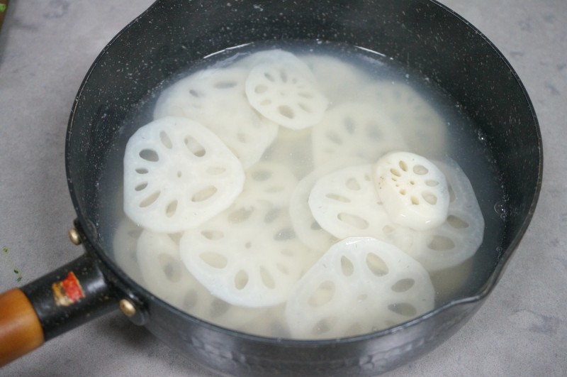 How to Make Spicy and Sour Lotus Root Slices - Preparation Steps