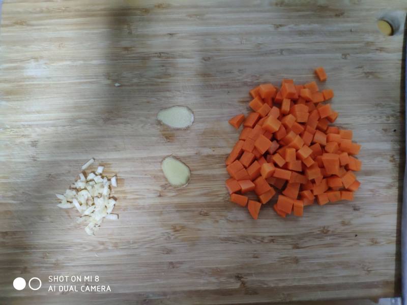 How to Stir-Fry Tender and Fragrant Bean Sprouts with Carrots - Step by Step