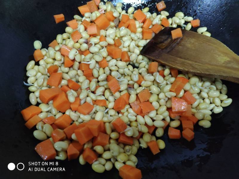 How to Stir-Fry Tender and Fragrant Bean Sprouts with Carrots - Step by Step