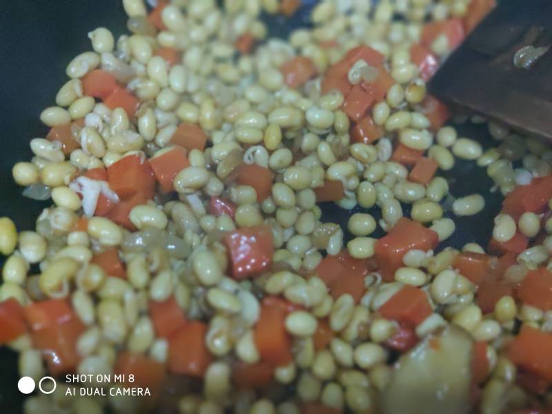 How to Stir-Fry Tender and Fragrant Bean Sprouts with Carrots - Step by Step