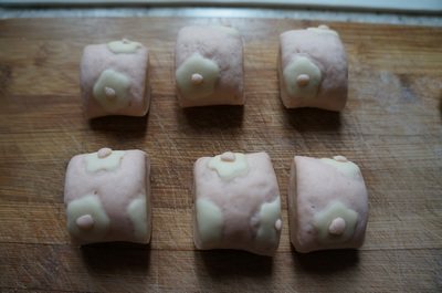 Steps for Making Butterfly Two-Tone Steamed Buns