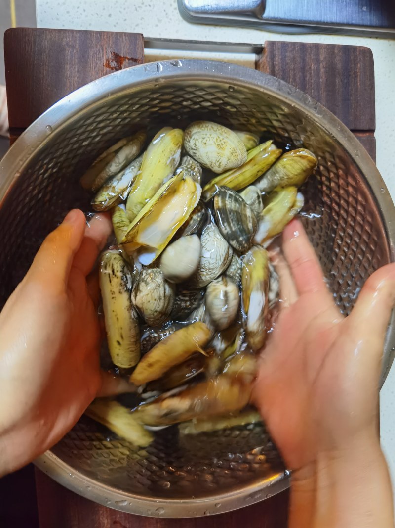 Steps for Spicy Stir-Fried Clams