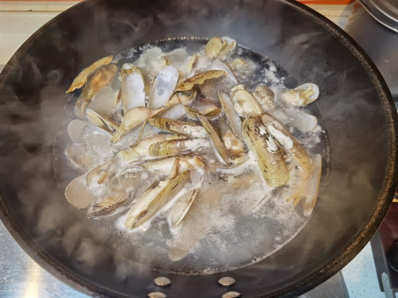 Steps for Spicy Stir-Fried Clams