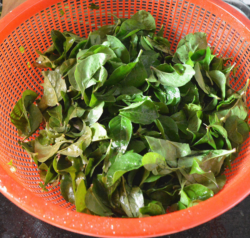 Steps for Cooking Pork Liver and Lean Meat Goji Soup