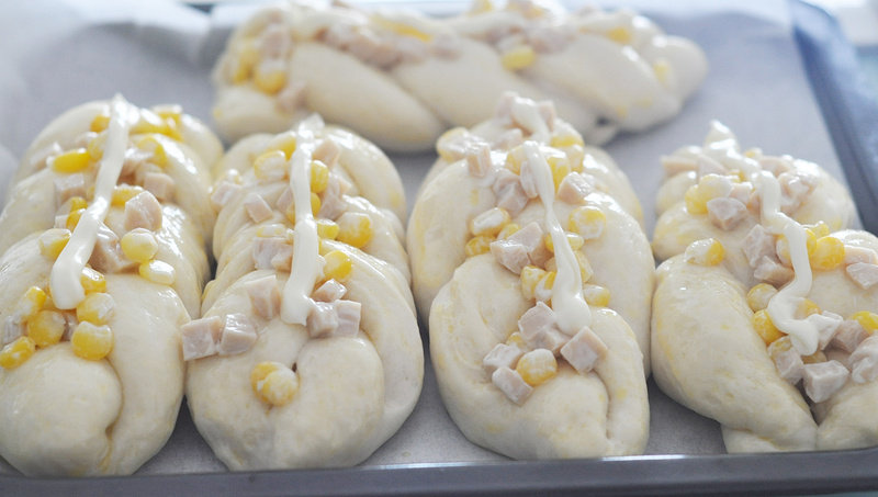 Step-by-step Instructions for Making Corn Ham Salad Bun