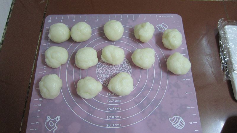 Steps for Making Traditional Snow Skin Mooncake