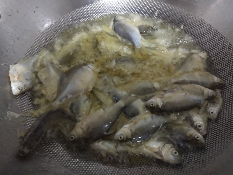 Steps for Making Fried Small Fish