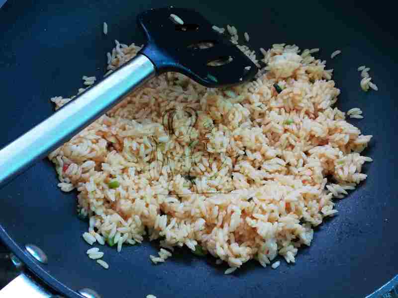 Steps for Cooking Thai-style Shrimp and Egg Fried Rice