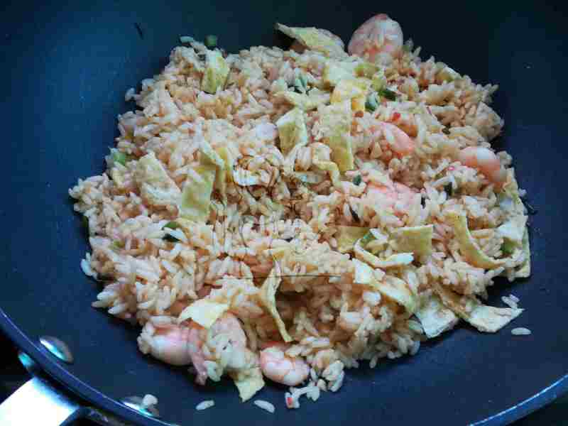 Steps for Cooking Thai-style Shrimp and Egg Fried Rice