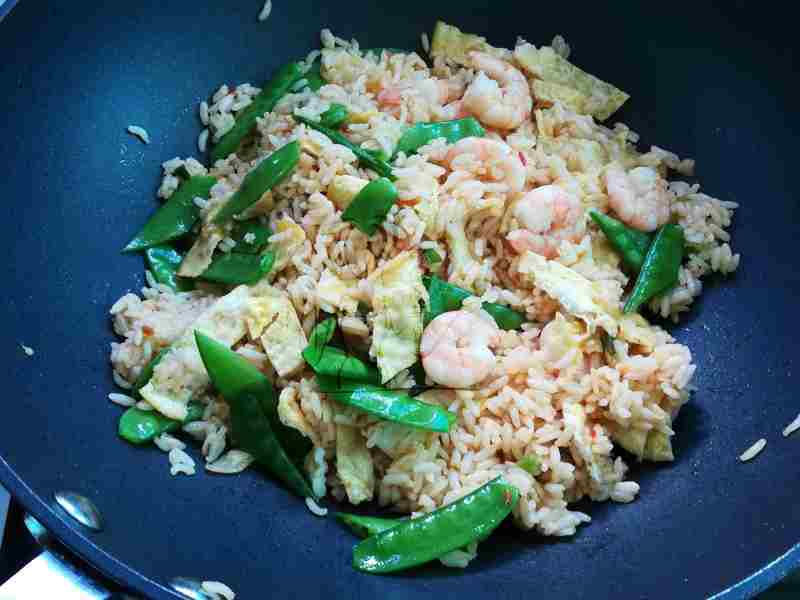 Steps for Cooking Thai-style Shrimp and Egg Fried Rice