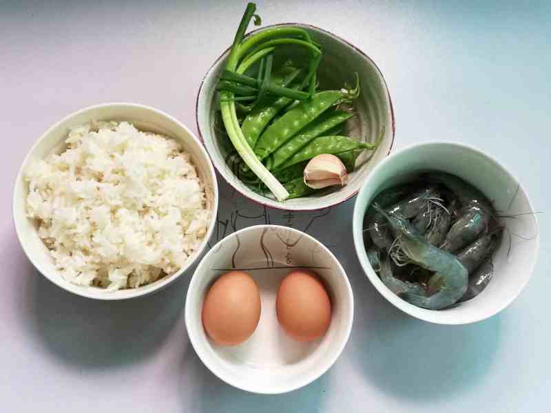 Steps for Cooking Thai-style Shrimp and Egg Fried Rice