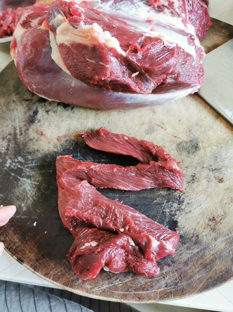 Detailed Steps for Cooking Wind-dried Hand-torn Beef Jerky