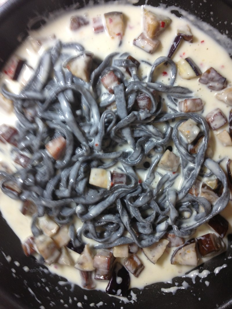 Creamy White Sauce Italian Black Pearl Noodles - Fragrant Snow in Winter【Traditional Italian Noodles】Fresh Taste Cooking Steps