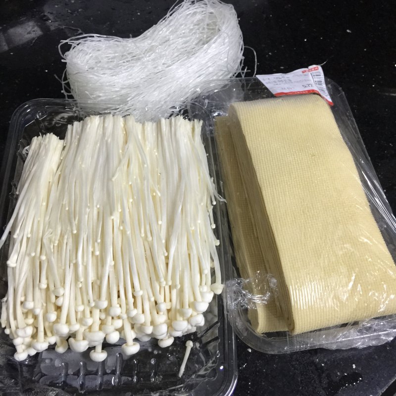 Detailed Steps for Cooking Golden Needle Mushroom Mixed with Bean Vermicelli