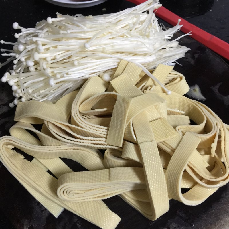 Detailed Steps for Cooking Golden Needle Mushroom Mixed with Bean Vermicelli