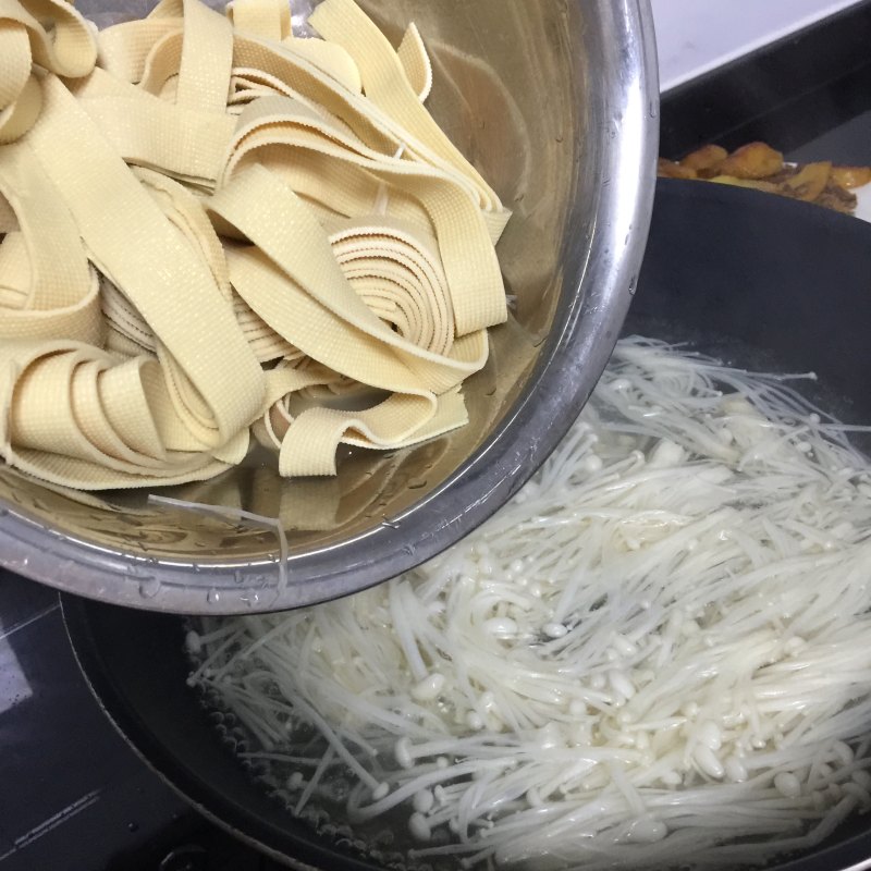 Detailed Steps for Cooking Golden Needle Mushroom Mixed with Bean Vermicelli