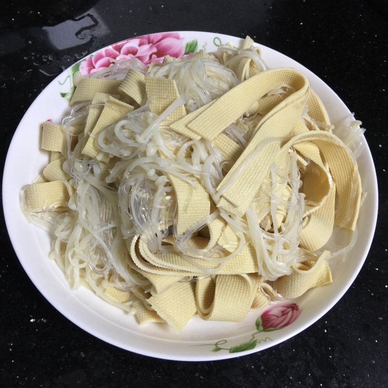 Detailed Steps for Cooking Golden Needle Mushroom Mixed with Bean Vermicelli