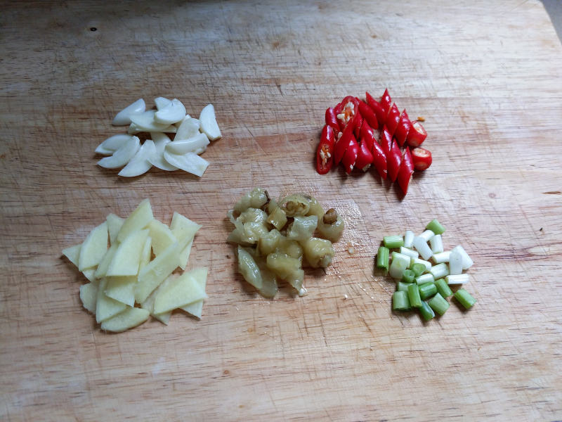 Steps for Making Spicy Stir-Fried Chicken Gizzards