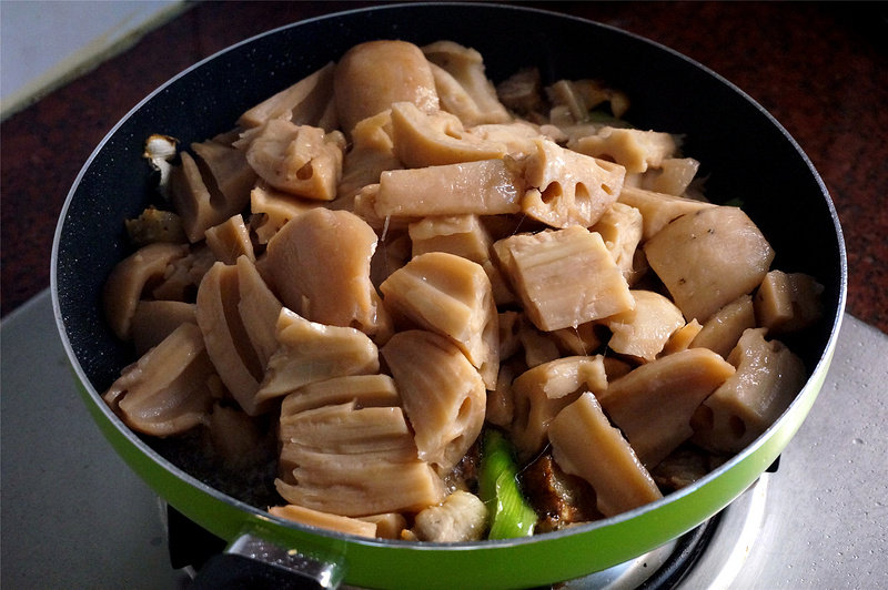 Steps for Cooking Braised Lotus Root with Pork Belly