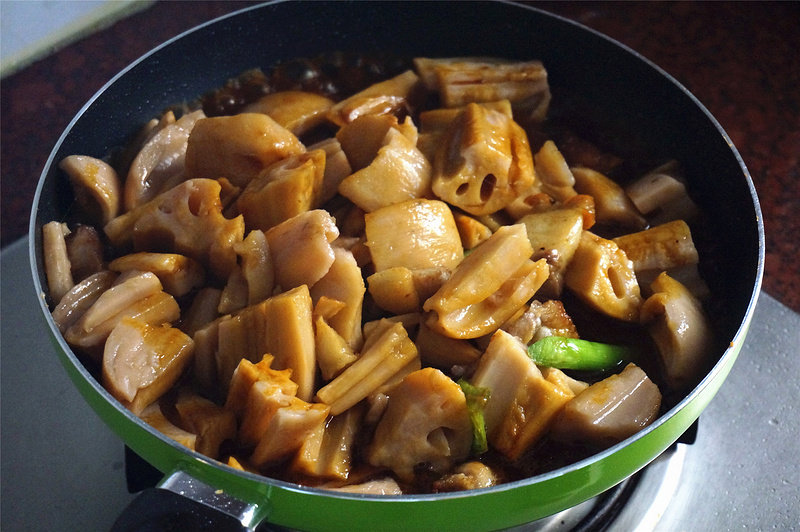 Steps for Cooking Braised Lotus Root with Pork Belly