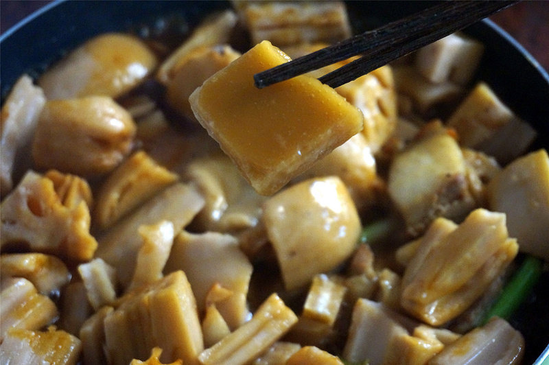 Steps for Cooking Braised Lotus Root with Pork Belly