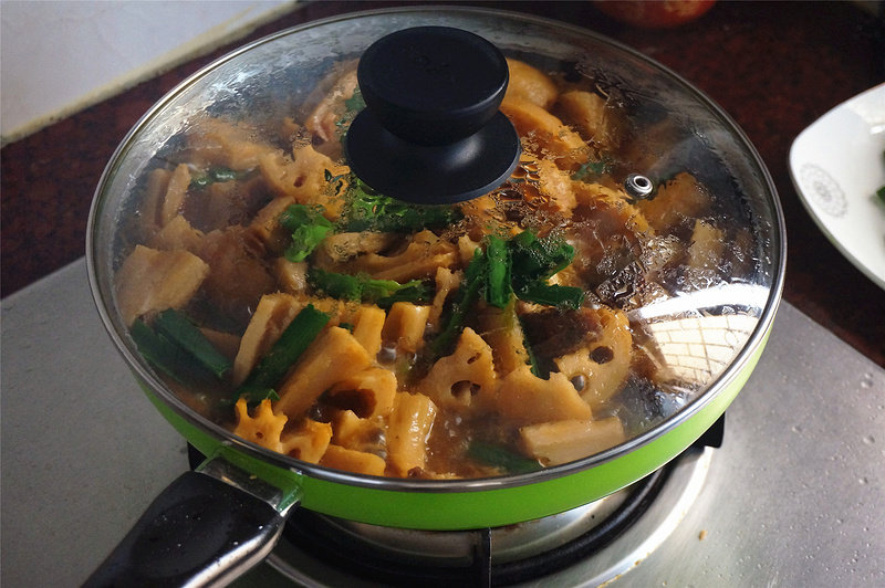 Steps for Cooking Braised Lotus Root with Pork Belly