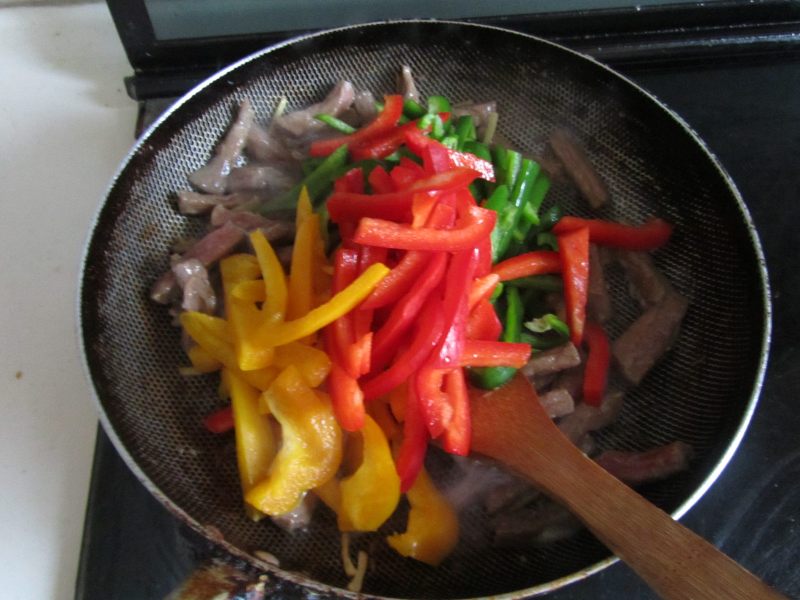 Steps for Making Colorful Bell Pepper Beef