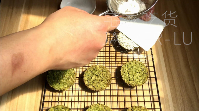 Matcha Oatmeal Crisps, a perfect blend of matcha's fragrance and oatmeal's nutrition, crispy and delicious. Cooking steps