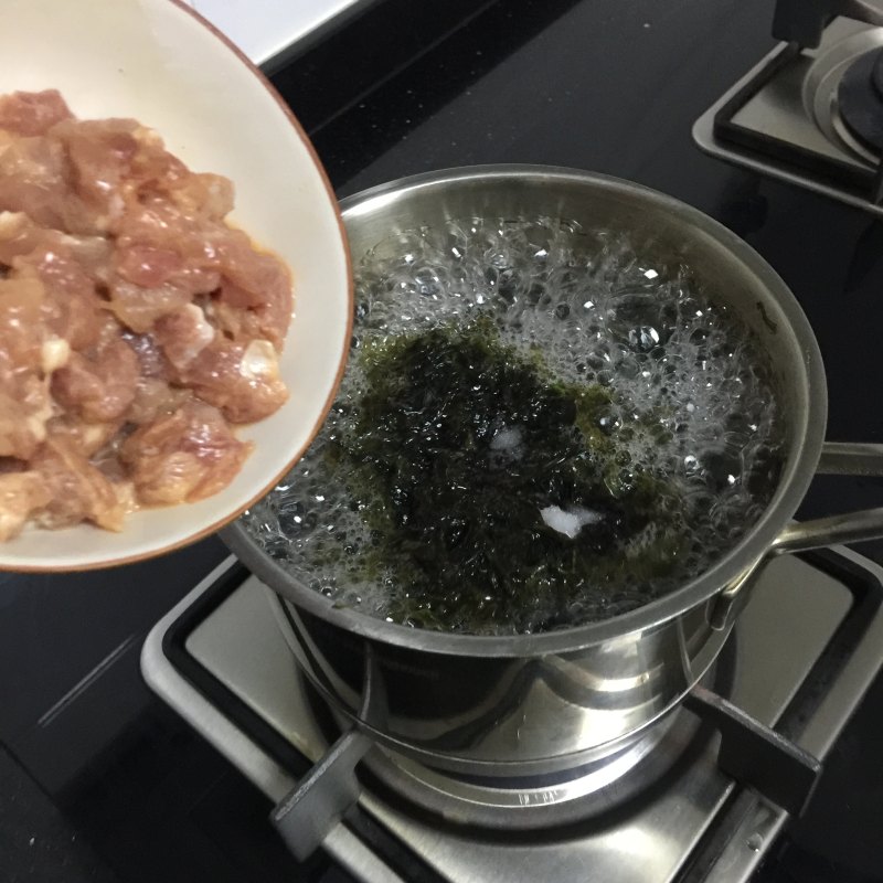 Steps for Cooking Seaweed and Lean Pork Soup