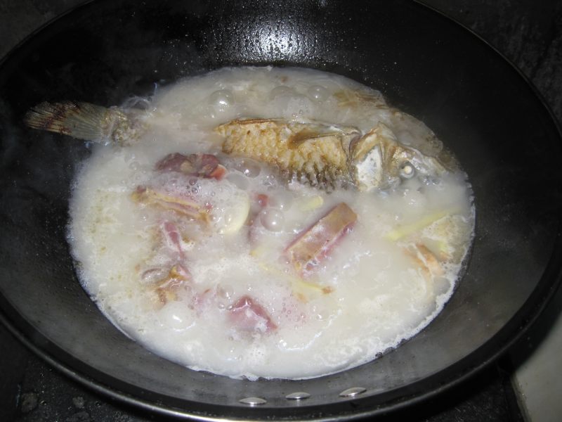 Steps for Making Salted Duck and Crucian Carp Hot Pot