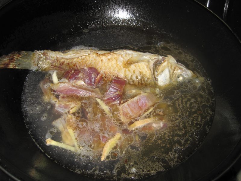 Steps for Making Salted Duck and Crucian Carp Hot Pot