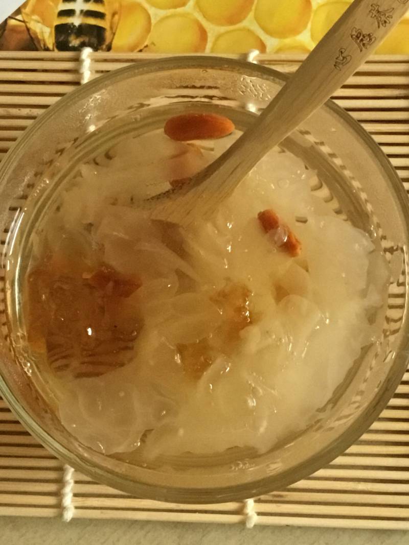 Sweet Soup with Tremella, Peach Gum and Bird's Nest