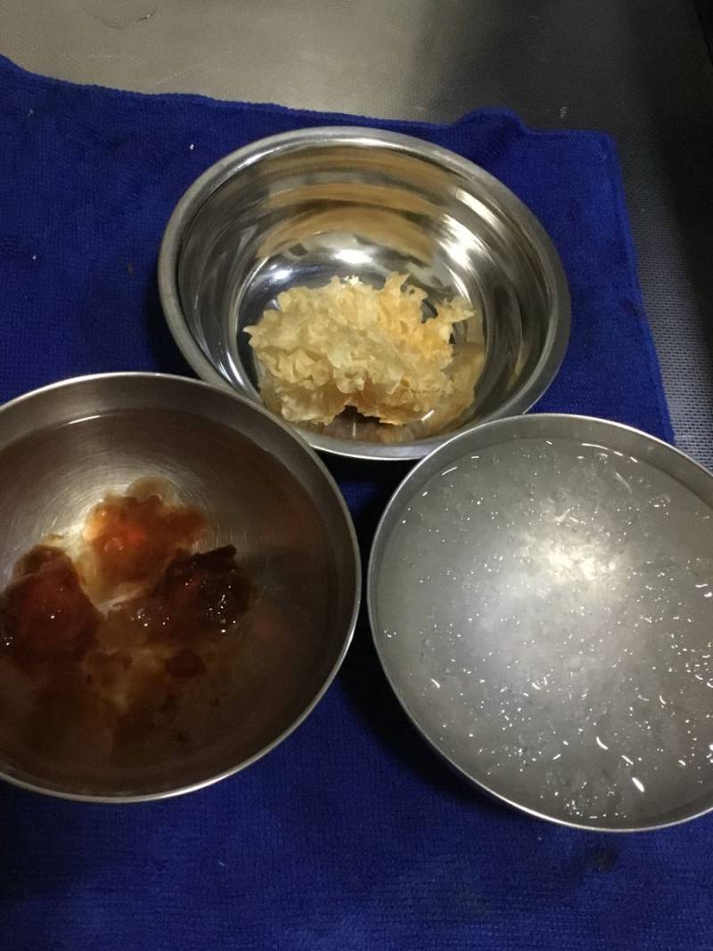 Steps for Cooking Sweet Soup with Tremella, Peach Gum and Bird's Nest