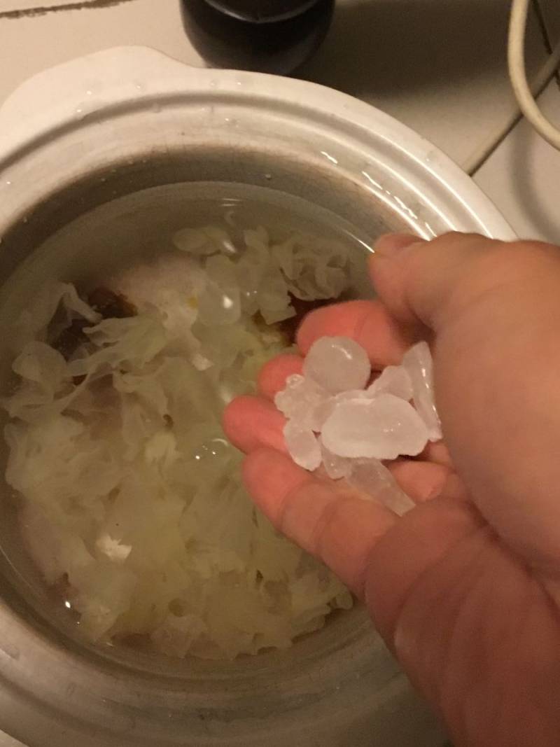 Steps for Cooking Sweet Soup with Tremella, Peach Gum and Bird's Nest