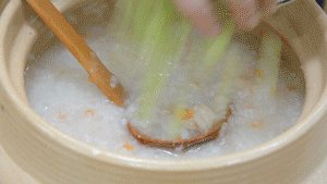 Steps for Making Shrimp and Vegetable Clay Pot Congee