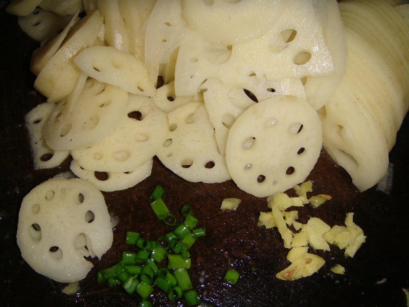 Steps for Making Stir-Fried Lotus Root Slices