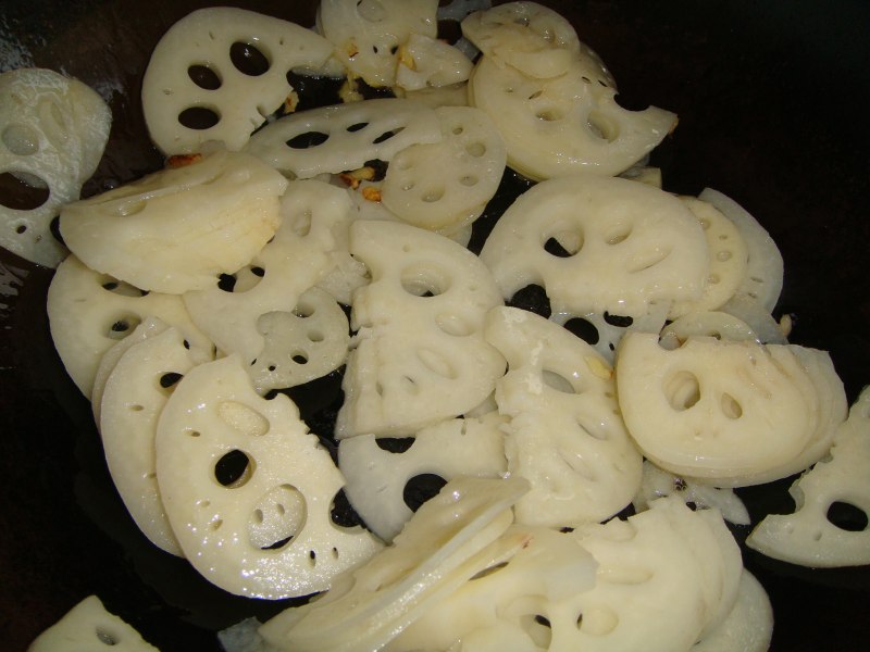 Steps for Making Stir-Fried Lotus Root Slices