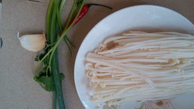 Steps for Making Cold Marinated Enoki Mushrooms