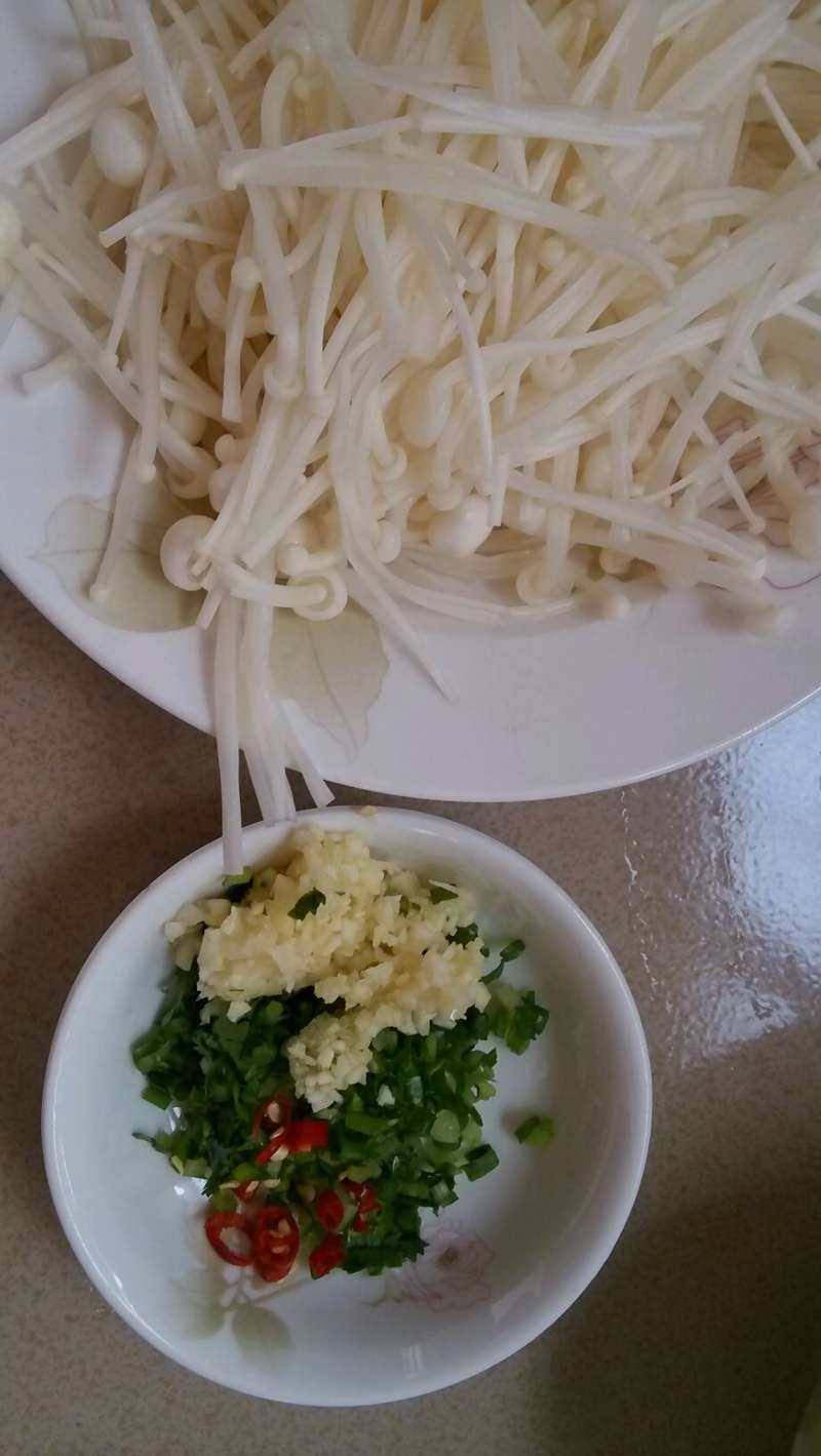 Steps for Making Cold Marinated Enoki Mushrooms