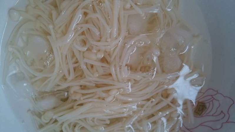 Steps for Making Cold Marinated Enoki Mushrooms