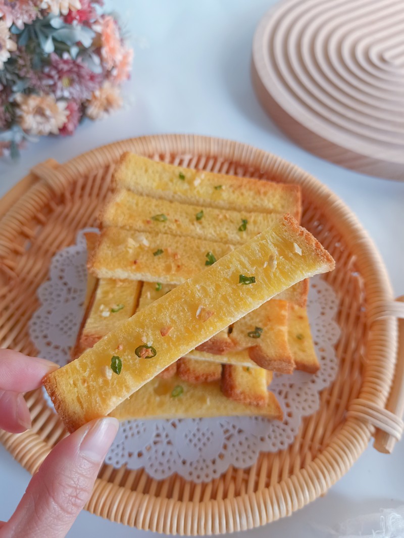 Garlic Toast Crisps