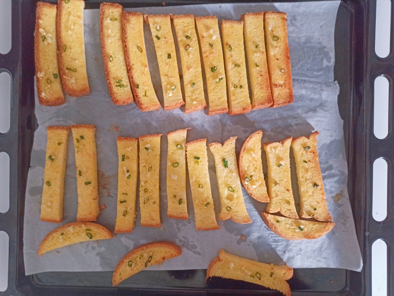 Garlic Toast Crisps Cooking Steps